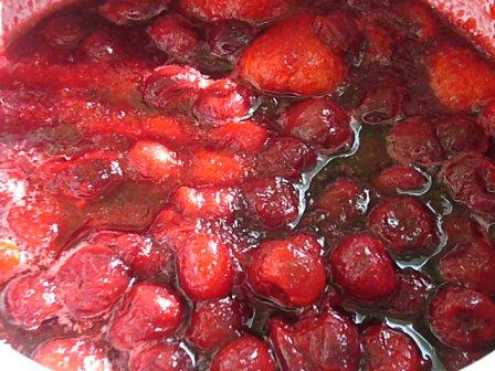 Перемешать ягоды с готовым желе